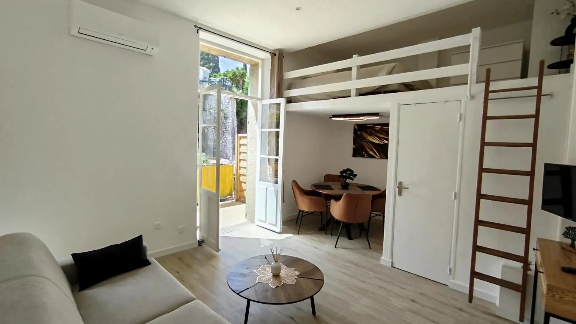 Studio Mezzanine Cannes Apartment